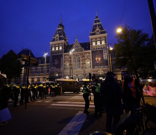 Extinction Rebellion: “We staan er. En blijven staan” Extinction Rebellion: "We staan er. En blijven staan"