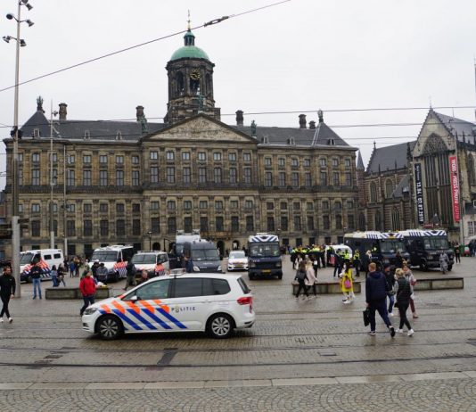 Stad verwacht ruim 2600 Chelsea FC fans Amsterdam verwacht woensdagmiddag ruim 2600 Chelsea-fans