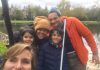 Storm en regen getrotseerd tijdens jubileumeditie Allerzielen “Het jubileum van Allerzielen in het Vondelpark verliep in stormachtig weer. Een stevige wind en regenbuitjes weerhielden de vele bezoekers er echter niet van om een prachtig bootje te maken voor hun geliefden en er wel 1000 te verlichten.