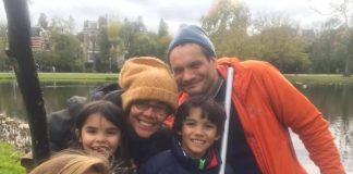Storm en regen getrotseerd tijdens jubileumeditie Allerzielen “Het jubileum van Allerzielen in het Vondelpark verliep in stormachtig weer. Een stevige wind en regenbuitjes weerhielden de vele bezoekers er echter niet van om een prachtig bootje te maken voor hun geliefden en er wel 1000 te verlichten.