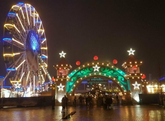 Het Amsterdamse Winterparadijs heeft de grootste ijsbaan van Europa Het Amsterdamse Winterparadijs heeft de grootste ijsbaan van Europa