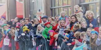 Sinterklaas en pieten voor 81e keer welkom geheten in Amsterdam