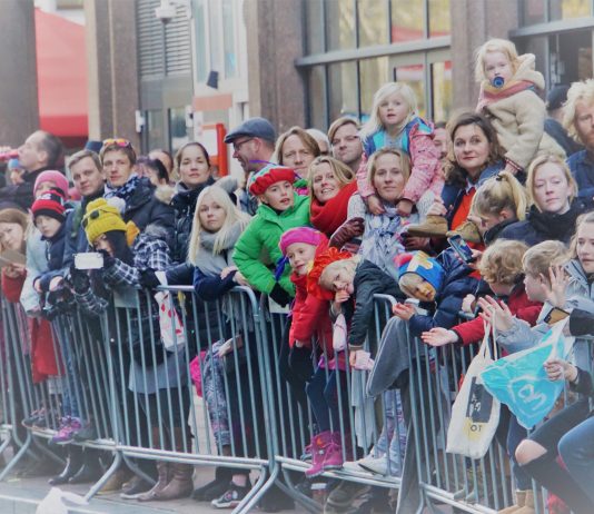 Sinterklaas welkom geheten in Amsterdam Sinterklaas en pieten voor 81e keer welkom geheten in Amsterdam