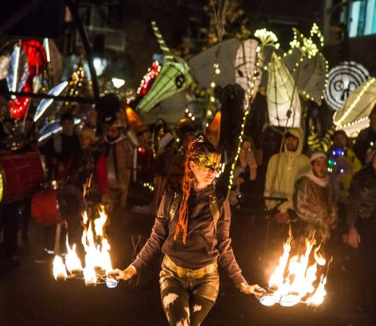 Voorbeschouwing: Super Sint Maarten Lichtjesparade door Amsterdam Oost Voorbeschouwing: Super Sint Maarten Lichtjesparade door Amsterdam Oost