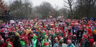 Deelnemers Ugly Sweater Run trotseren pokkeweer in Vondelpark