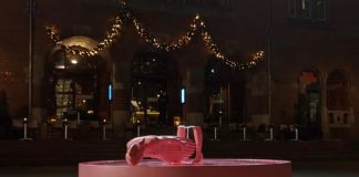 Kolere streek in Amsterdam: “Beeld aidsfonds doormidden gebroken”