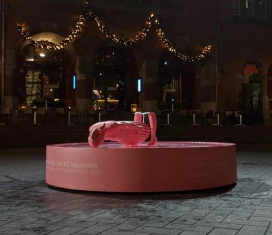 Kolere streek in Amsterdam: “Beeld aidsfonds doormidden gebroken” Kolere streek in Amsterdam: “Beeld aidsfonds doormidden gebroken”