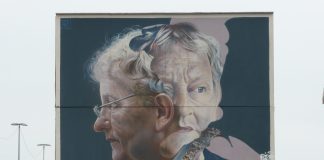 Eberhard van der Laan (1955 - 2017) was van 7 juli 2010 tot 5 oktober 2017 de burgemeester van Amsterdam. De oud-Amsterdams burgemeester luisterend naar de volledige naam Eberhard Edzard van der Laan, werd op 28 juni 1955 geboren in Leiden. De plaats waar meneer Van der Laan overleed was Amsterdam