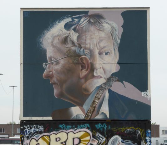 Eberhard van der Laan Eberhard van der Laan (1955 - 2017) was van 7 juli 2010 tot 5 oktober 2017 de burgemeester van Amsterdam. De oud-Amsterdams burgemeester luisterend naar de volledige naam Eberhard Edzard van der Laan, werd op 28 juni 1955 geboren in Leiden. De plaats waar meneer Van der Laan overleed was Amsterdam