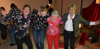 Op bezoek bij vrijwilligersfeest in Oost: “Ze is al 80 jaar, maar doet nog steeds vrijwilligerswerk”