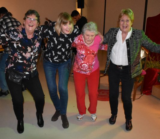 Op bezoek bij vrijwilligersfeest in Oost: “Ze is al 80 jaar, maar doet nog steeds vrijwilligerswerk”