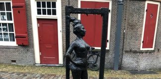 Indrukwekkende herdenking Jessyca Sarmiento op Ouderkerksplein Indrukwekkende herdenking Jessyca Sarmiento op Ouderkerksplein