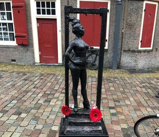 Indrukwekkende herdenking Jessyca Sarmiento op Ouderkerksplein Indrukwekkende herdenking Jessyca Sarmiento op Ouderkerksplein