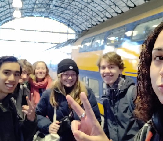 Amsterdamse leerlingen in debat in de Tweede Kamer
