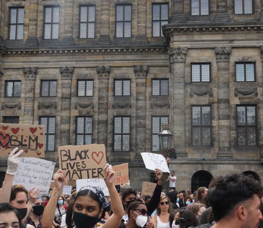 Opnieuw protest anti-zwart politiegeweld en racisme: nu in Amsterdam Zuidoost