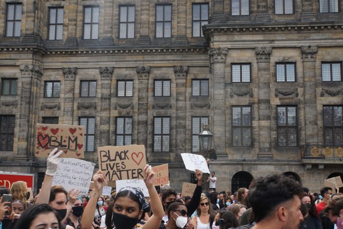 Opnieuw protest anti-zwart politiegeweld en racisme: nu in Amsterdam Zuidoost Opnieuw protest anti-zwart politiegeweld en racisme: nu in Amsterdam Zuidoost