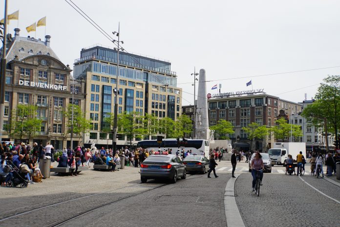Overweldigend aantal aanmeldingen initiatief 'Voor Elkaar in Amsterdam' Overweldigend aantal aanmeldingen initiatief 'Voor Elkaar in Amsterdam'