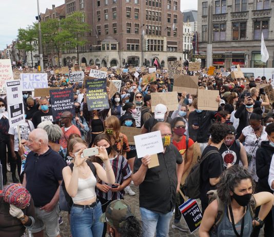 Drukbezochte demonstratie tegen anti-zwart politiegeweld op de Dam