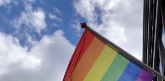 Reguliersdwarsstraat is een regenboogpad rijker Reguliersdwarsstraat is een regenboogpad rijker