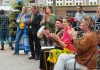 Eerste BijenTotem van Nederland feestelijk geopend in de Jordaan Eerste BijenTotem van Nederland feestelijk geopend in de Jordaan