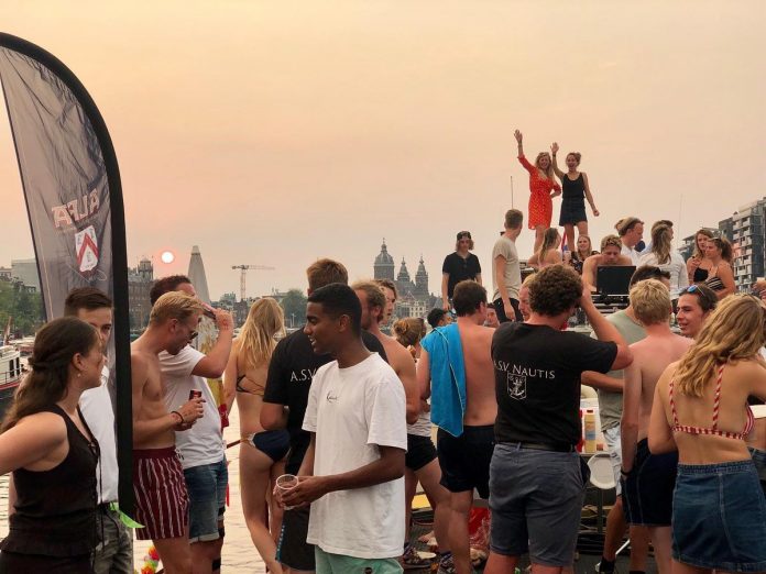 Amsterdamse Studenten Zeilvereniging Orionis: ‘Bootje varen, biertje drinken’ Amsterdamse Studenten Zeilvereniging Orionis: ‘Bootje varen, biertje drinken’