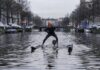 Kunstenaar Frankey schaatst Keizersrace op Amsterdamse grachten Kunstenaar Frankey schaatst Keizersrace op Amsterdamse grachten