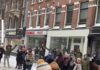MC Wou vermaakt het publiek in een besneeuwde Van Woustraat MC Wou vermaakt het publiek in een besneeuwde Van Woustraat