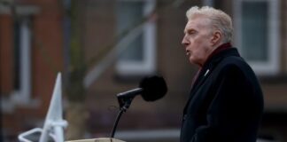 André van Duin maakt indruk met speech op De Dam André van Duin maakt indruk met speech op De Dam