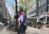 Beeld Andre Hazes op de Albert Cuypmarkt kleurt rood/wit Beeld Andre Hazes op de Albert Cuypmarkt kleurt rood/wit