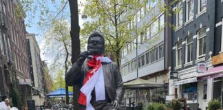 Beeld Andre Hazes op de Albert Cuypmarkt kleurt rood/wit Beeld Andre Hazes op de Albert Cuypmarkt kleurt rood/wit