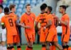 Oranje in 5-3-2 systeem naar gelijkspel tegen Schotland Oranje in 5-3-2 systeem naar gelijkspel tegen Schotland