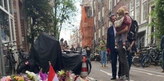 Bloemenzee op plek waar Peter R. De Vries is neergeschoten