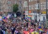 Geweldige mensenmassa bij Pride Walk door Amsterdam Geweldige mensenmassa bij Pride Walk door Amsterdam