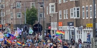 Geweldige mensenmassa bij Pride Walk door Amsterdam