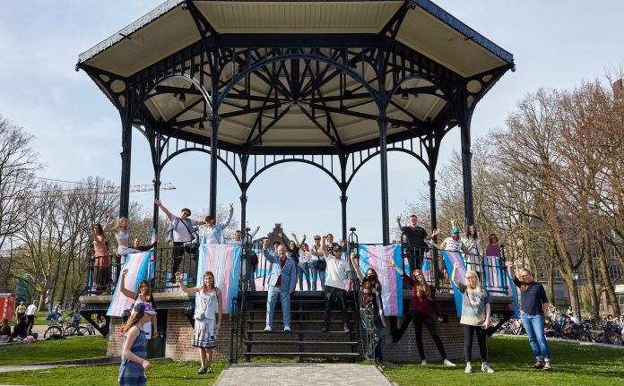 TransAmsterdam viert 'Trans Flag Day' in Oosterpark TransAmsterdam viert 'Trans Flag Day' in Oosterpark