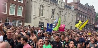 Tienduizenden actievoerders dansten zaterdagmiddag door Amsterdam