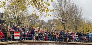Sinterklaas zet voet aan wal in Amsterdam