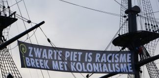 Actievoerders Kick Out Zwarte Piet aangevallen in Volendam Actievoerders Kick Out Zwarte Piet aangevallen in Volendam