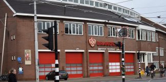 Twee personen van balkon gered door brandweer bij woningbrand Marnixstraat