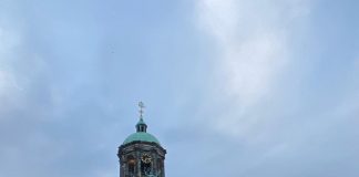Duizenden mensen bij solidariteitsactie voor Oekraïne op de Dam Duizenden mensen bij solidariteitsactie voor Oekraïne op de Dam