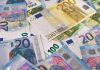 De huidige inflatie baart veel mensen zorgen. Hoe ver gaat dit nog door? Hoe lang blijft het duren? En komen we straks allemaal nog wel rond? Vooral mensen met een middeninkomen of die leven van de bijstand hebben het moeilijk. Zij zien hun koopkracht wegsmelten. De inflatie bedraagt momenteel ruim meer dan 8% en de kans is groot dat dit percentage zeker gedurende de wintermaanden verder zal toenemen. Hoewel de inflatie voor veel mensen en bedrijven één grote nachtmerrie is, zitten er heel soms ook een aantal positieve kanten aan. Sommige mensen profiteren er juist van. Dit geldt bijvoorbeeld voor mensen die een lening op hun naam hebben staan. Maar hoe zit dat precies en is een lening aanvragen ook nu nog voordelig ten opzichte van een jaar geleden? Lenen kost geld Laten we voorop stellen dat lenen enkel gedaan moet worden als het écht niet anders kan. Bij onmacht. Bijvoorbeeld wanneer je net je gehele huis hebt laten verduurzamen en vervolgens de auto het begeeft. Je kan niet zonder, maar je hebt momenteel ook geen spaargeld meer om deze grote financiële klap op te vangen. In dat geval zit er maar één ding op en dat is lenen. Het is altijd goedkoper om het bedrag zelf bij elkaar te sparen. Lenen kost immers geld. Het kan wel een slim alternatief zijn als er geen andere optie meer is. Weet dan wel zeker dat je het bedrag terug kunt betalen. Gelukkig wordt dit tegenwoordig uitvoerig gecontroleerd met een kredietcheck. Zo stort je jezelf niet in grote financiële problemen. Inflatie is soms ook goed Het klinkt misschien een beetje vreemd. De meesten van ons ondervinden echter enkel de nadelen van de inflatie. De hogere prijzen aan de benzinepomp bijvoorbeeld en in de supermarkt. Met angst en beven de jaarafrekening van de energieleverancier krijgen. Echter, sommige mensen profiteren er ook van. Dit zie je bijvoorbeeld wanneer je geleend hebt. Als het bedrag op de spaarrekening minder waard wordt, kun je ook stellen dat je schulden minder waard zijn. Ook wanneer je producten of diensten met het geleende bedrag betaald, is de kans groot dat die producten en diensten in de toekomst nóg duurder zijn. Dat zorgt er mede voor dat je nu een klein voordeeltje hebt. Jij hebt hier immers minder voor betaald en dus ook minder geleend. Is lenen nu nog voordeliger dan enkele jaren geleden? Is lenen nu nog voordeliger dan vóór de inflatie? Het was het beste geweest om nét voor de inflatie te lenen. In dat geval heb je een groot financieel voordeel doordat je schulden minder waard worden. Op dit moment kan je ook stellen dat lenen wellicht nog voordelen kan hebben. Experts geloven namelijk dat de inflatie in de winter mogelijk verder zal toenemen. Mede door de hoge vraag naar gas en de gewassen die nu dreigen te mislukken. Ook kan corona wellicht weer oplaaien in de winter. In dat geval is de financiële situatie heel onzeker. Natuurlijk weet niemand dit zeker. Daarom moet er nooit geleend worden met het idee van voordelen te kunnen profiteren. Lenen doe je enkel als het niet anders kan. Maar laten we wel wezen: fijn dat de inflatie ook soms nog wat positiefs kan veroorzaken!