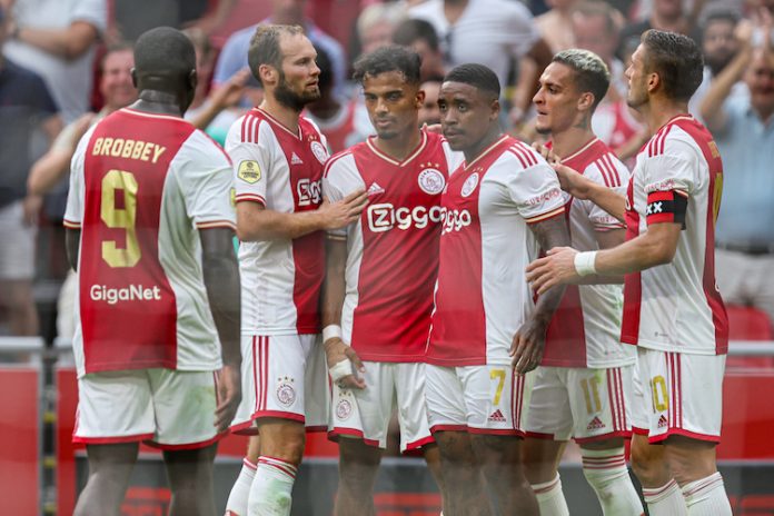 Ajax trakteert publiek op mooie voetbalshow tegen FC Groningen