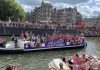 Honderdduizenden mensen bezoeken Canal Parade in Amsterdam Honderdduizenden mensen bezoeken Canal Parade in Amsterdam