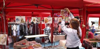 Struinen op de Meeuwenmarkt in Amsterdam Noord Struinen op de Meeuwenmarkt in Amsterdam Noord