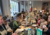 Burgemeester Halsema, bakker en leerlingen van De Barbaraschool ontbijten samen Burgemeester Halsema, bakker en leerlingen van De Barbaraschool ontbijten samen