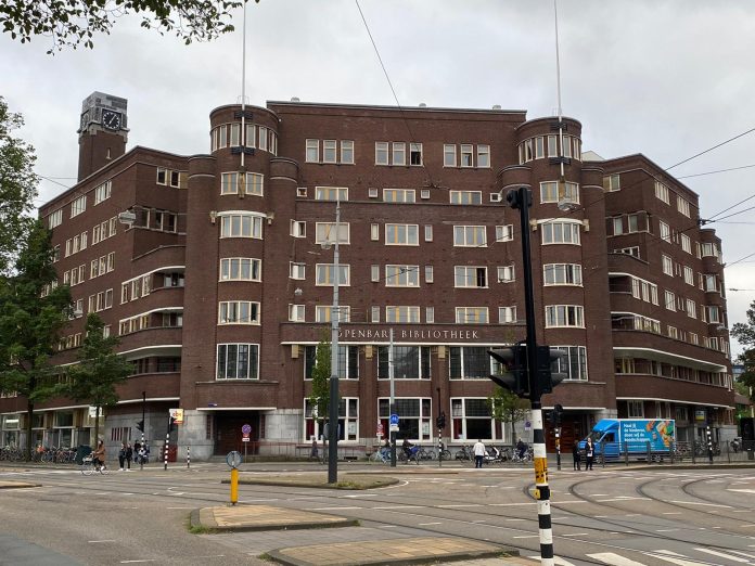 OBA Roelofhartplein OBA verkoopt boeken voor aardbevingsslachtoffers Turkije en Syrië