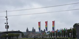 Vlaggen ‘Zero Flags Project’ geïnstalleerd op Museumplein Vlaggen ‘Zero Flags Project’ geïnstalleerd op Museumplein