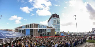 Nudging kan doorlooptijden bij het ticketscan-, visitatie- en barproces evenementen verkorten Nudging kan doorlooptijden bij het ticketscan-, visitatie- en barproces evenementen verkorten