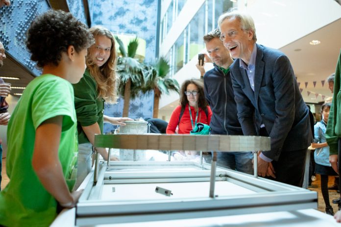WvW minister Dijkgraaf OCW Demissionair minister Dijkgraaf helpt kinderen met wetenschappelijke proefjes tijdens het Weekend van de Wetenschap in Amsterdam