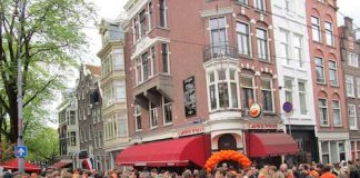 1 Biertje per persoon tijdens Koningsdag in Amsterdam 1 Biertje per persoon tijdens Koningsdag in Amsterdam